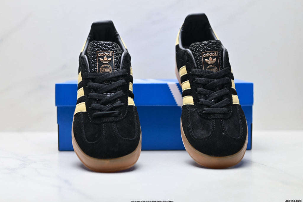Exclusive Adidas Classic Low Top Sneakers | — EU 36 / US M4 / W5.5 / 23CM — Detail View