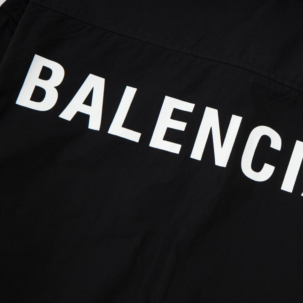 Exclusive 2025SS New Lettering LOGO Shirt — Black — Size XS — Lifestyle View